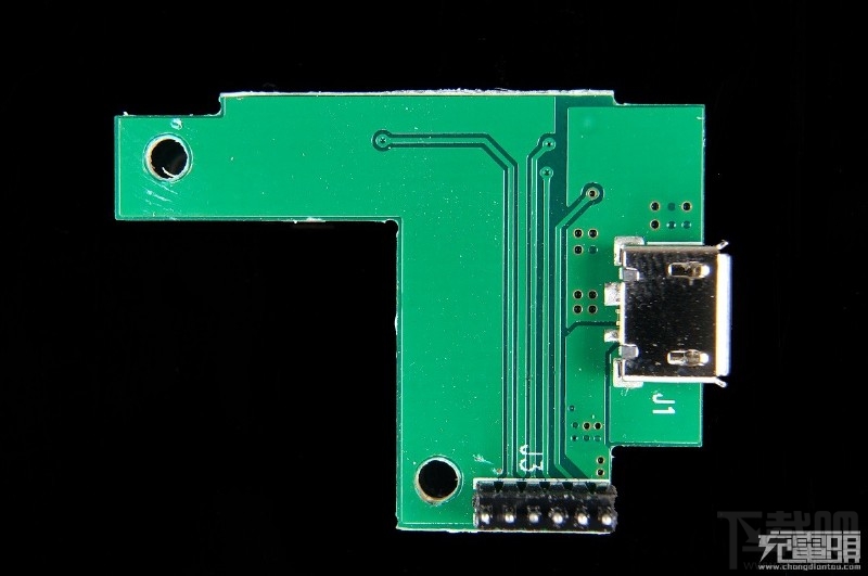 usb母座底部過孔焊點可以看到microusb帶定位柱底部彎腳插入pcb內焊接